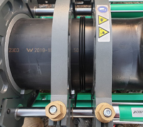Butt jointing of HDPE pipes at a predetermined pressure