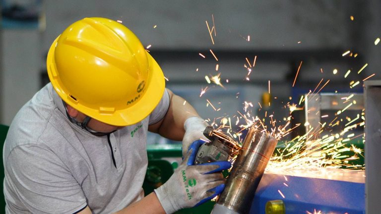 Three Functions in One Plastic Welding Machine: Horizontal, Circular, and 90° Welding—MM-TECH Earns On-Site Praise from the CEO of the British Plastics Federation